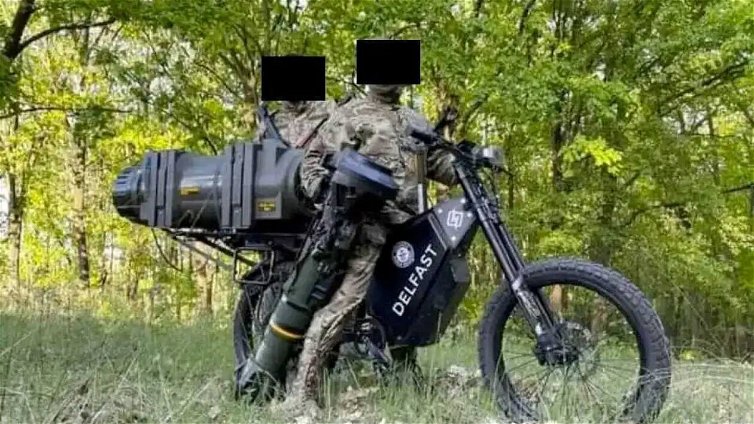 Immagine di Moto elettriche con lanciarazzi, il nuovo giocattolo dei soldati britannici