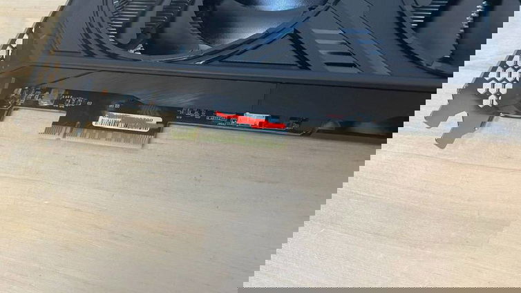 Immagine di Palit "taglia a metà" il connettore PCIe della RTX 4060