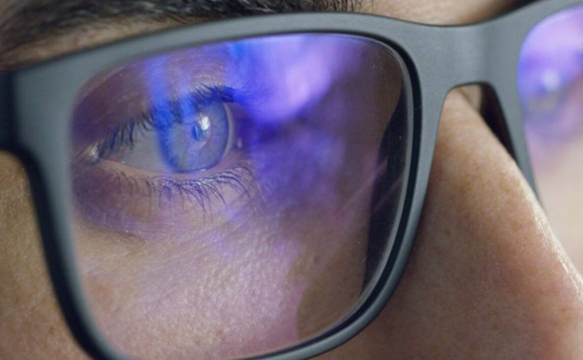 Immagine di Non comprate gli occhiali che filtrano la luce blu, scientificamente sono una fregatura