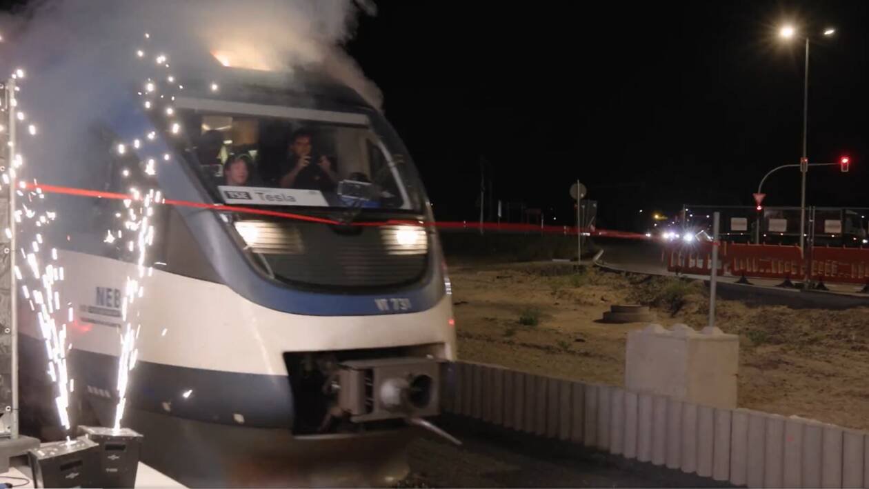 Immagine di Tesla in Germania sposta le persone con un treno diesel